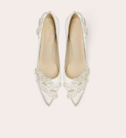 Spitzen-Pumps mit Perlen &amp; Spitzen-Details