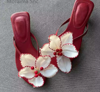 Florale Zehentrenner mit niedrigem Absatz