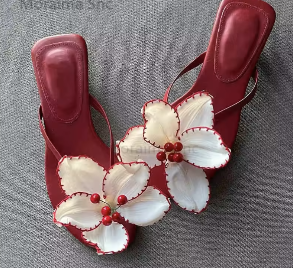 Florale Zehentrenner mit niedrigem Absatz