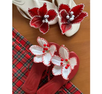 Florale Zehentrenner mit niedrigem Absatz